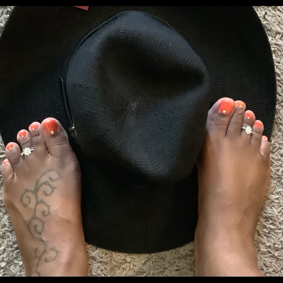 Swarovski Crystal Flower Toe Ring - Picture 3 of 3